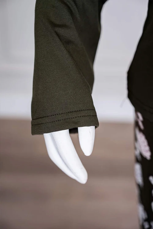 بيجاما نسائية قطعتين لون زيتي برسومات و كتابات من الأمام ياقة بقصة سبعة مزينة بكلفة أكمام طويلة مع بنطلون طويل مشجر