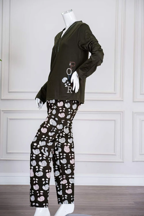 بيجاما نسائية قطعتين لون زيتي برسومات و كتابات من الأمام ياقة بقصة سبعة مزينة بكلفة أكمام طويلة مع بنطلون طويل مشجر