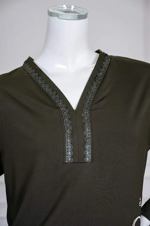 بيجاما نسائية قطعتين لون زيتي برسومات و كتابات من الأمام ياقة بقصة سبعة مزينة بكلفة أكمام طويلة مع بنطلون طويل مشجر