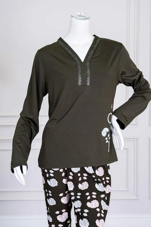 بيجاما نسائية قطعتين لون زيتي برسومات و كتابات من الأمام ياقة بقصة سبعة مزينة بكلفة أكمام طويلة مع بنطلون طويل مشجر