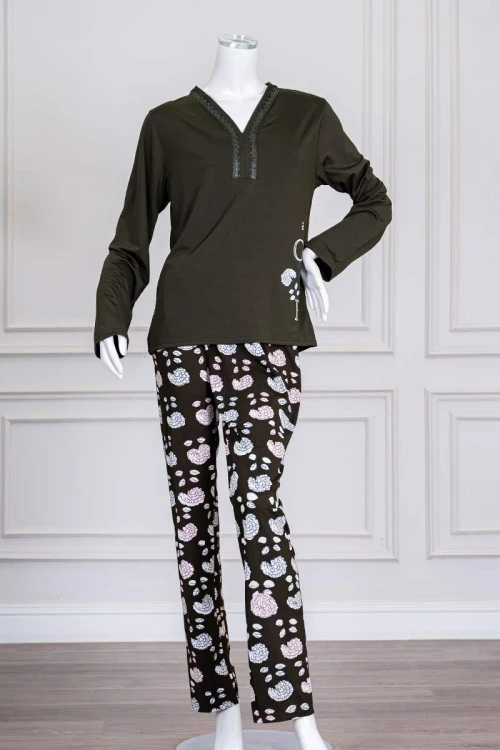 بيجاما نسائية قطعتين لون زيتي برسومات و كتابات من الأمام ياقة بقصة سبعة مزينة بكلفة أكمام طويلة مع بنطلون طويل مشجر
