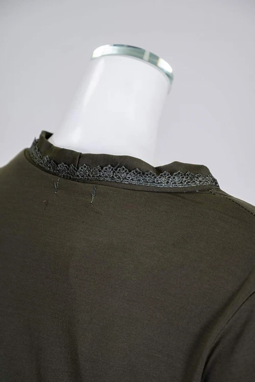 بيجاما نسائية قطعتين لون زيتي برسومات و كتابات من الأمام ياقة بقصة سبعة مزينة بكلفة أكمام طويلة مع بنطلون طويل مشجر