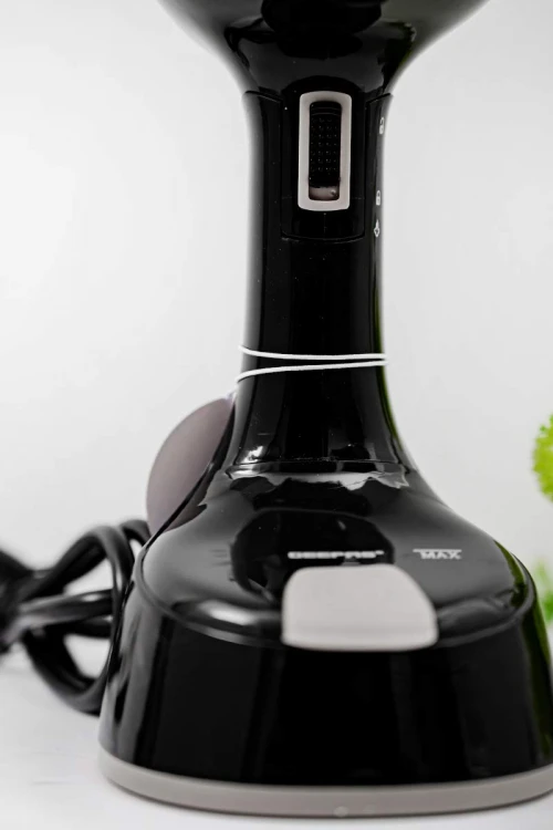 مكواة ملابس بخار يدوية لون أسود بقوة 1470 واط