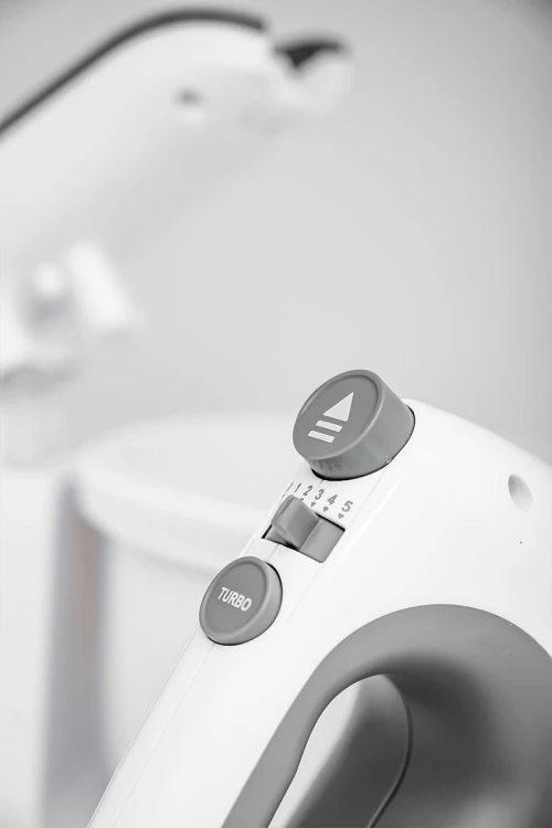 خلاط يدوي من كيون بوعاء دوار سعة 3.5 لتر و بقوة 300 واط يتضمن مضارب مختلفة