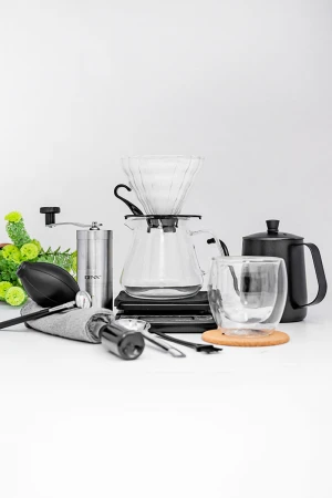 شنطة قهوة لون أسود لتحضير قهوة مقطرة v60 من 15 قطعة متكاملة 