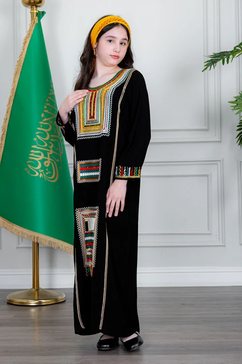 جلابية بناتي عسيري لون أسود بتطريز تراثي ملون من الأمام ياقة دائرية و أكمام طويلة