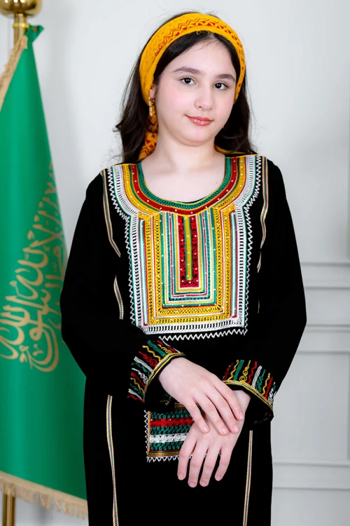 جلابية بناتي عسيري لون أسود بتطريز تراثي ملون من الأمام ياقة دائرية و أكمام طويلة