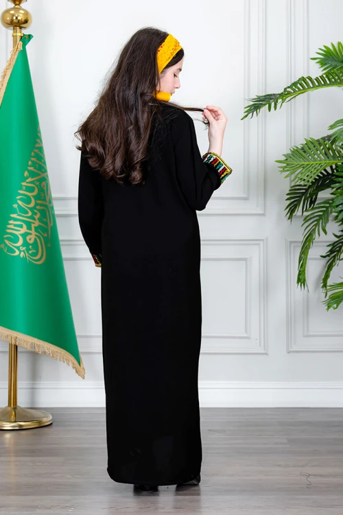 جلابية بناتي عسيري لون أسود بتطريز تراثي ملون من الأمام ياقة دائرية و أكمام طويلة