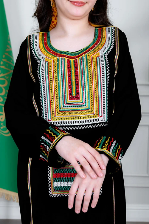 جلابية بناتي عسيري لون أسود بتطريز تراثي ملون من الأمام ياقة دائرية و أكمام طويلة