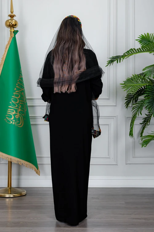 جلابية نسائي عسيري لون أسود بتطريز تراثي ملون من الأمام ياقة دائرية و أكمام طويلة