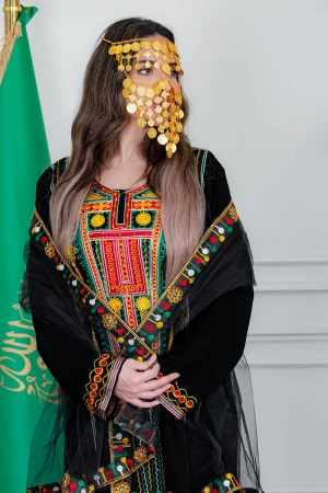 جلابية نسائي عسيري لون أسود بتطريز تراثي ملون من الأمام ياقة دائرية و أكمام طويلة