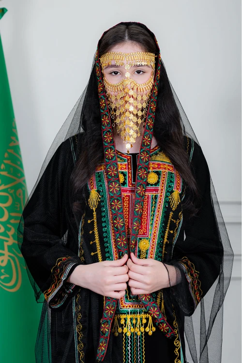 جلابية بناتي عسيري لون أسود بتطريز تراثي ملون من الأمام ياقة دائرية و أكمام طويلة