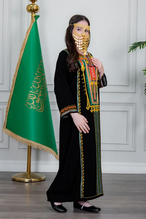 جلابية بناتي عسيري لون أسود بتطريز تراثي ملون من الأمام ياقة دائرية و أكمام طويلة