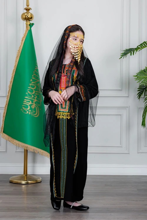 جلابية بناتي عسيري لون أسود بتطريز تراثي ملون من الأمام ياقة دائرية و أكمام طويلة