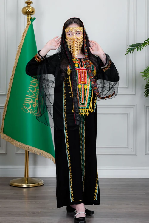 جلابية بناتي عسيري لون أسود بتطريز تراثي ملون من الأمام ياقة دائرية و أكمام طويلة