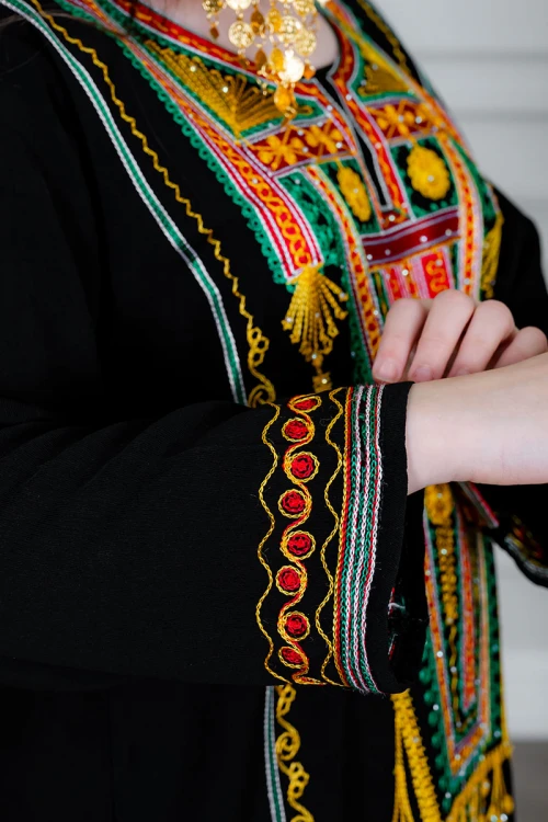 جلابية بناتي عسيري لون أسود بتطريز تراثي ملون من الأمام ياقة دائرية و أكمام طويلة