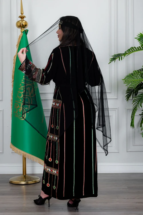 جلابية نسائي عسيري لون أسود بتطريز تراثي ملون ياقة مربعة و أكمام طويلة