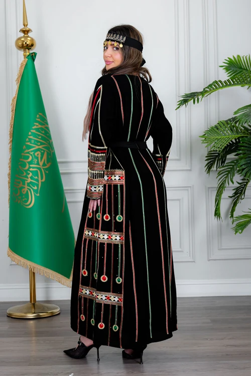 جلابية نسائي عسيري لون أسود بتطريز تراثي ملون ياقة مربعة و أكمام طويلة