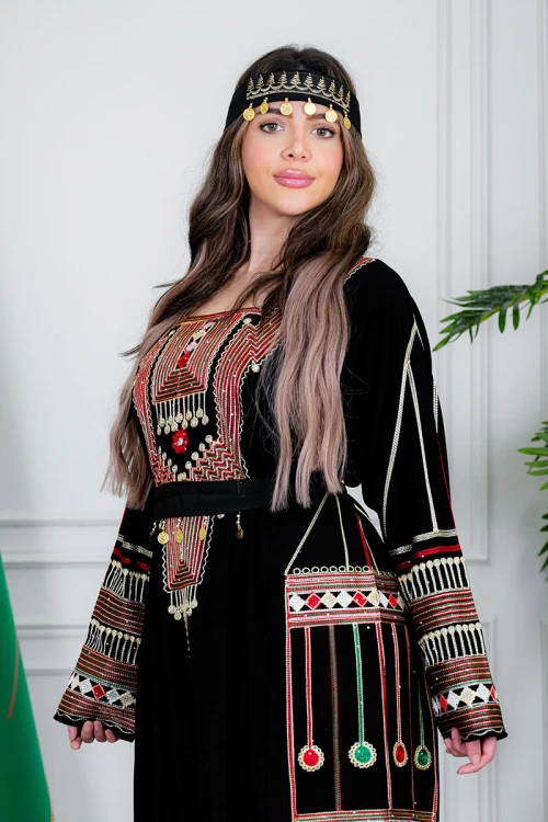 جلابية نسائي عسيري لون أسود بتطريز تراثي ملون ياقة مربعة و أكمام طويلة