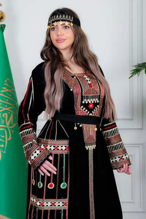 جلابية نسائي عسيري لون أسود بتطريز تراثي ملون ياقة مربعة و أكمام طويلة