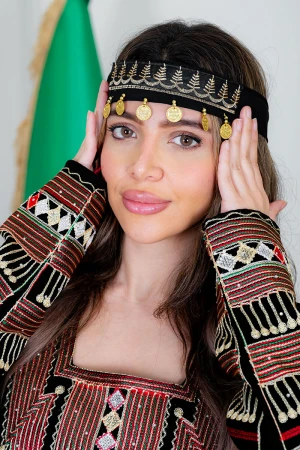 جلابية نسائي عسيري لون أسود بتطريز تراثي ملون ياقة مربعة و أكمام طويلة