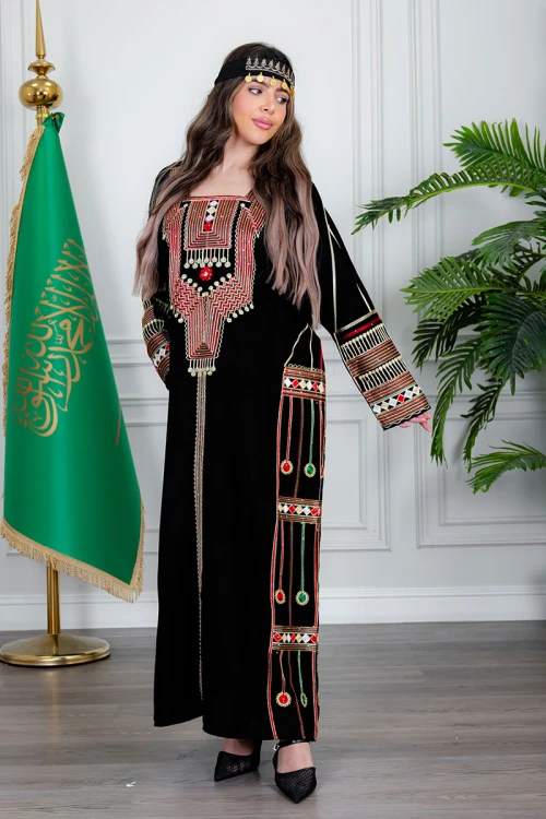 جلابية نسائي عسيري لون أسود بتطريز تراثي ملون ياقة مربعة و أكمام طويلة