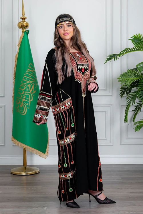 جلابية نسائي عسيري لون أسود بتطريز تراثي ملون ياقة مربعة و أكمام طويلة