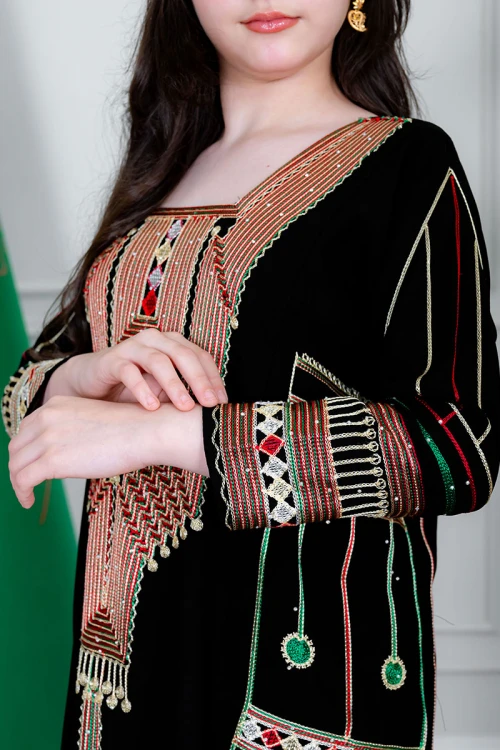 جلابية بناتي عسيري لون أسود بتطريز تراثي ملون ياقة مربعة و أكمام طويلة