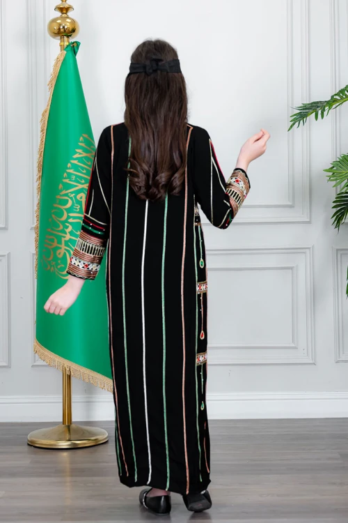 جلابية بناتي عسيري لون أسود بتطريز تراثي ملون ياقة مربعة و أكمام طويلة
