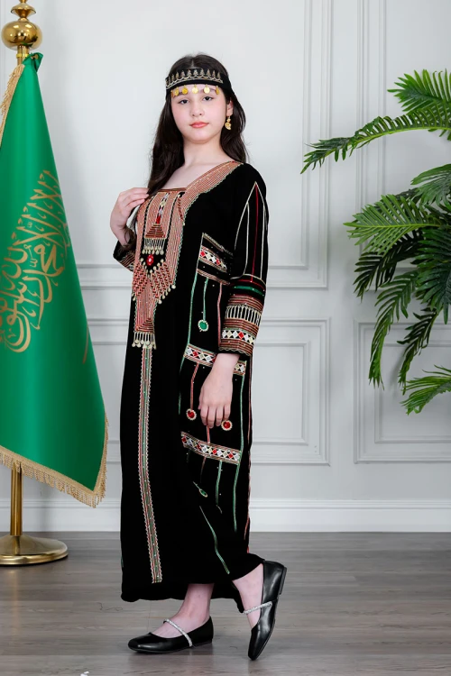 جلابية بناتي عسيري لون أسود بتطريز تراثي ملون ياقة مربعة و أكمام طويلة