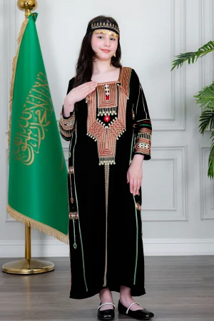 جلابية بناتي عسيري لون أسود بتطريز تراثي ملون ياقة مربعة و أكمام طويلة