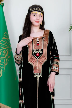 جلابية بناتي عسيري لون أسود بتطريز تراثي ملون ياقة مربعة و أكمام طويلة