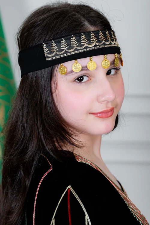 جلابية بناتي عسيري لون أسود بتطريز تراثي ملون ياقة مربعة و أكمام طويلة