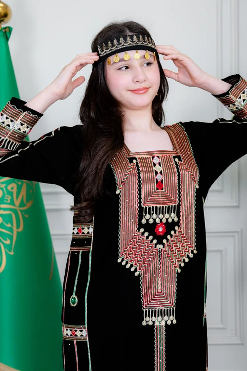 جلابية بناتي عسيري لون أسود بتطريز تراثي ملون ياقة مربعة و أكمام طويلة