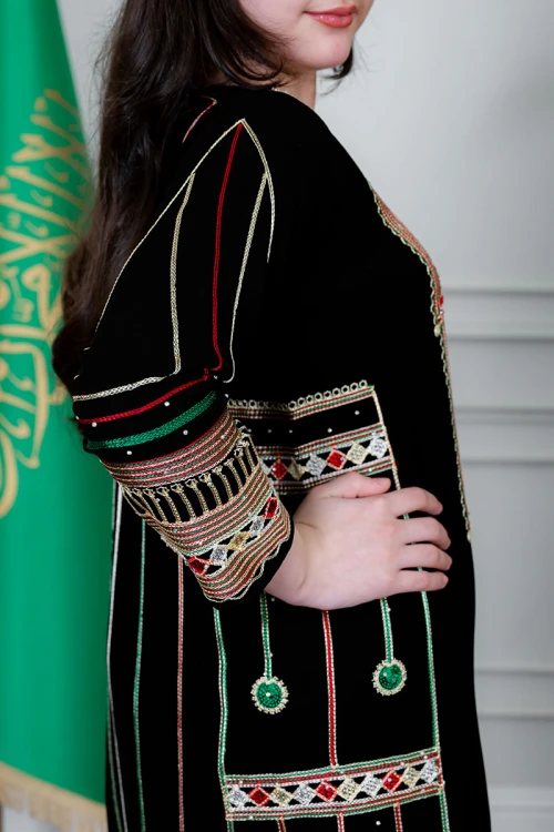 جلابية بناتي عسيري لون أسود بتطريز تراثي ملون ياقة مربعة و أكمام طويلة