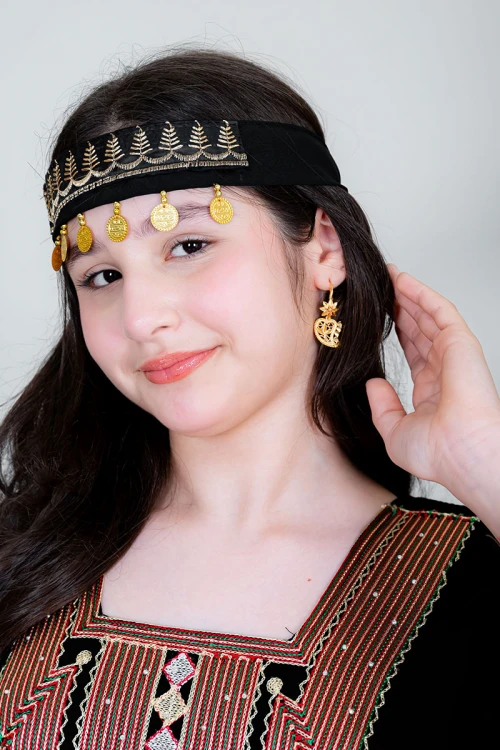 جلابية بناتي عسيري لون أسود بتطريز تراثي ملون ياقة مربعة و أكمام طويلة