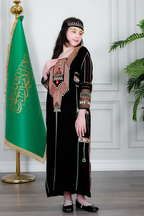 جلابية بناتي عسيري لون أسود بتطريز تراثي ملون ياقة مربعة و أكمام طويلة