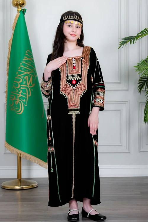 جلابية بناتي عسيري لون أسود بتطريز تراثي ملون ياقة مربعة و أكمام طويلة