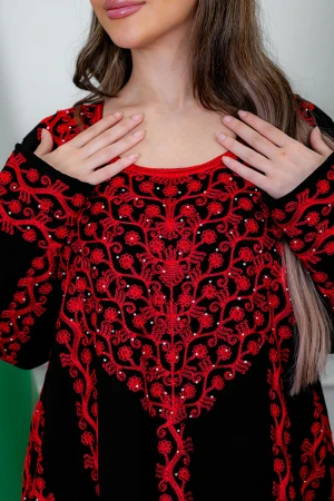 جلابية نسائي شمالي لون أسود بتطريز تراثي أحمر ياقة دائرية و أكمام طويلة