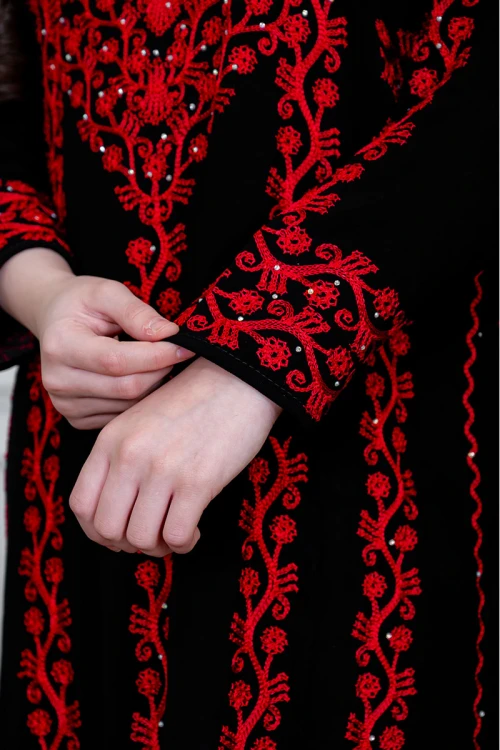 جلابية بناتي شمالي لون أسود بتطريز تراثي أحمر ياقة دائرية و أكمام طويلة