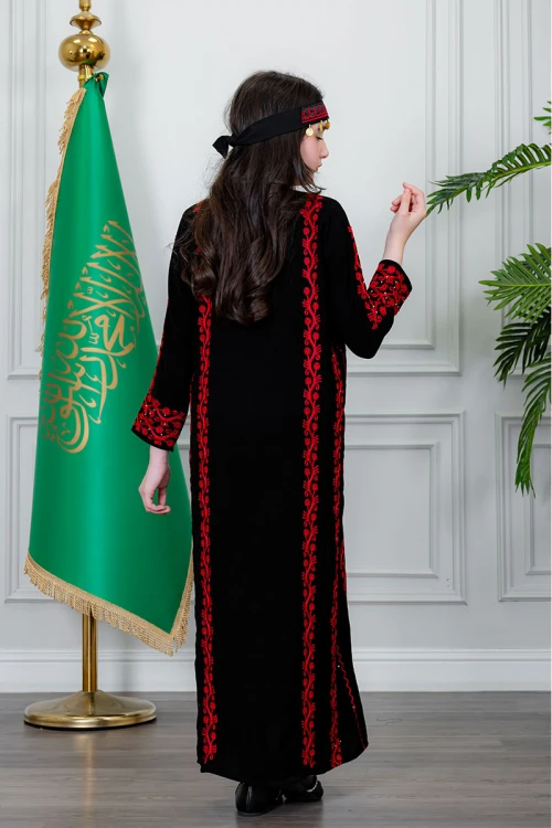 جلابية بناتي شمالي لون أسود بتطريز تراثي أحمر ياقة دائرية و أكمام طويلة