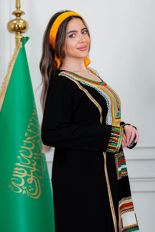 جلابية نسائي عسيري لون أسود بتطريز تراثي ملون من الأمام ياقة دائرية و أكمام طويلة