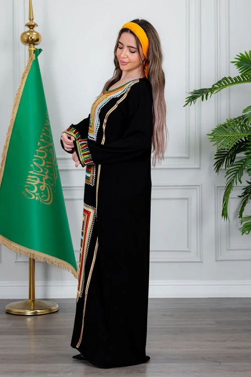 جلابية نسائي عسيري لون أسود بتطريز تراثي ملون من الأمام ياقة دائرية و أكمام طويلة