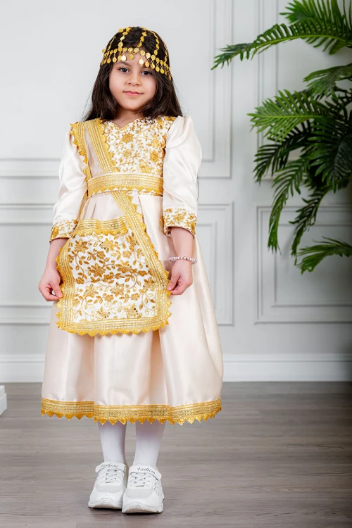 فستان تراثي بناتي لون بيج مزين بتطريز تراثي لون ذهبي ياقة قصة سبعة بأكمام طويلة و برباط في الخصر