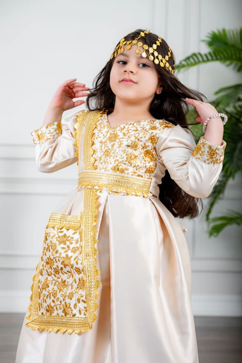 فستان تراثي بناتي لون بيج مزين بتطريز تراثي لون ذهبي ياقة قصة سبعة بأكمام طويلة و برباط في الخصر