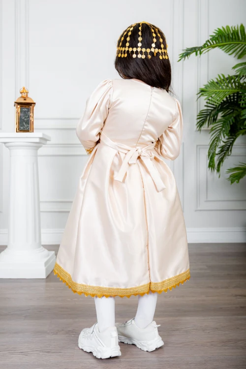 فستان تراثي بناتي لون بيج مزين بتطريز تراثي لون ذهبي ياقة قصة سبعة بأكمام طويلة و برباط في الخصر