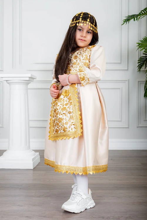 فستان تراثي بناتي لون بيج مزين بتطريز تراثي لون ذهبي ياقة قصة سبعة بأكمام طويلة و برباط في الخصر