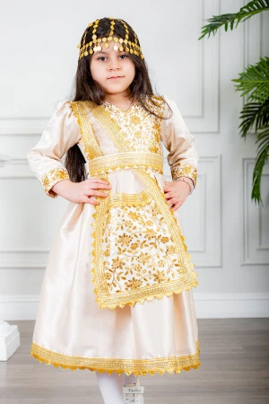 فستان تراثي بناتي لون بيج مزين بتطريز تراثي لون ذهبي ياقة قصة سبعة بأكمام طويلة و برباط في الخصر 