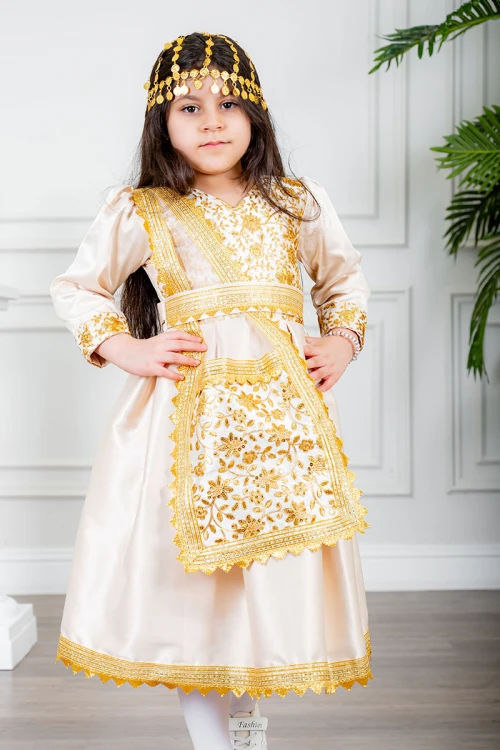 فستان تراثي بناتي لون بيج مزين بتطريز تراثي لون ذهبي ياقة قصة سبعة بأكمام طويلة و برباط في الخصر