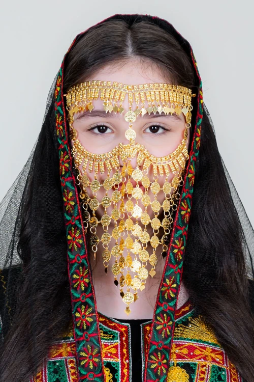 برقع نسائي لون ذهبي ليوم التأسيس